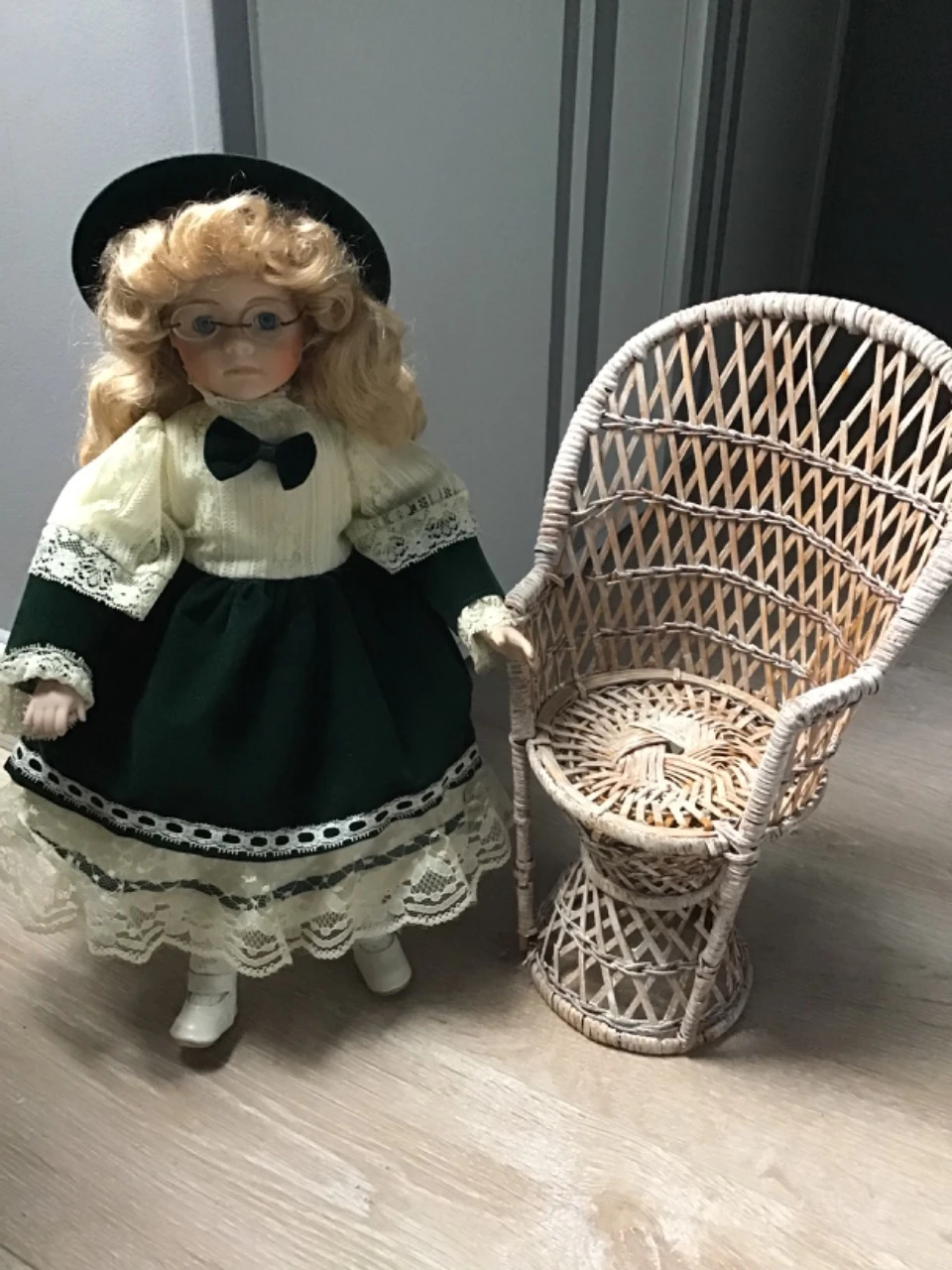 Vintage decoratieve pop (+ rieten stoel) – photo 7